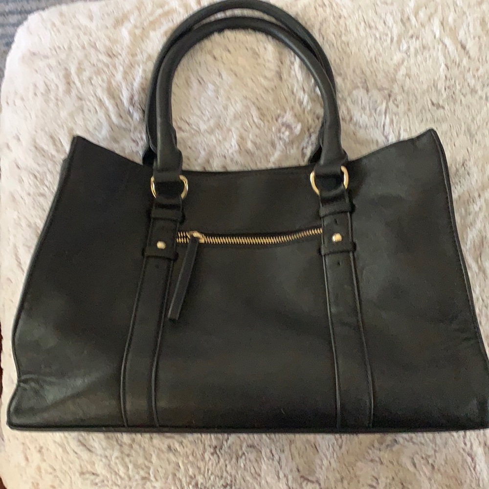 EUC Black vegan leather tote w/ int/ext pockets & gold hardware. Lined 15x10.5x6